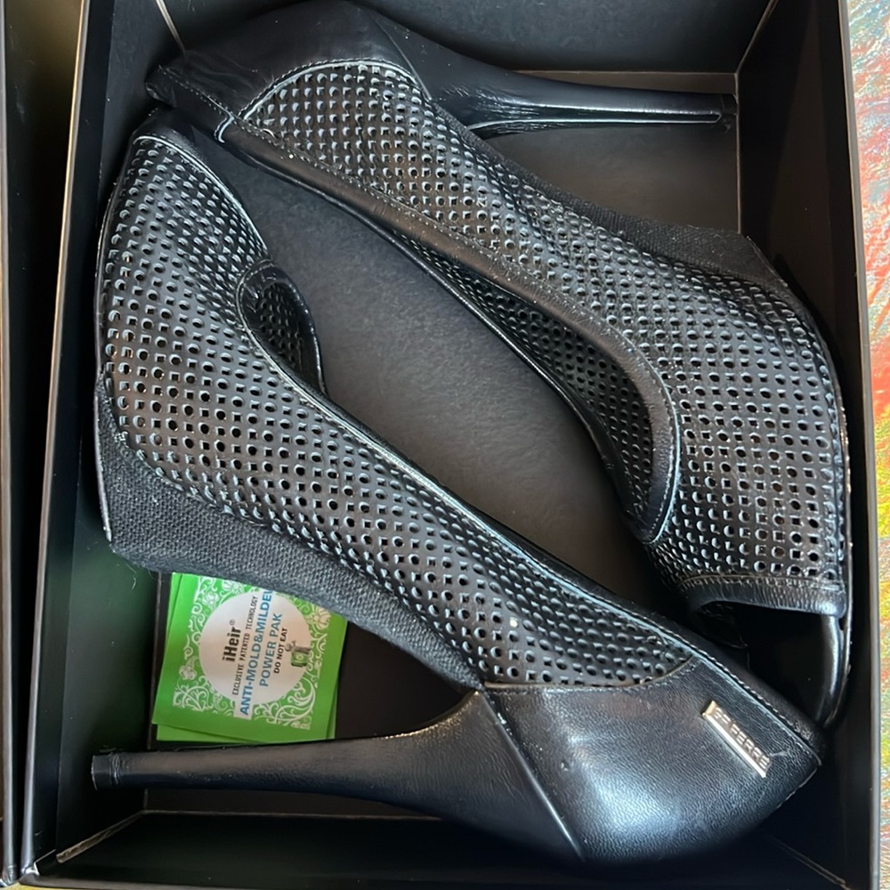 Gianfranco Ferre perforated open peep toe heel 4.5" black Sz. 39 pumps leather - Picture 15 of 17